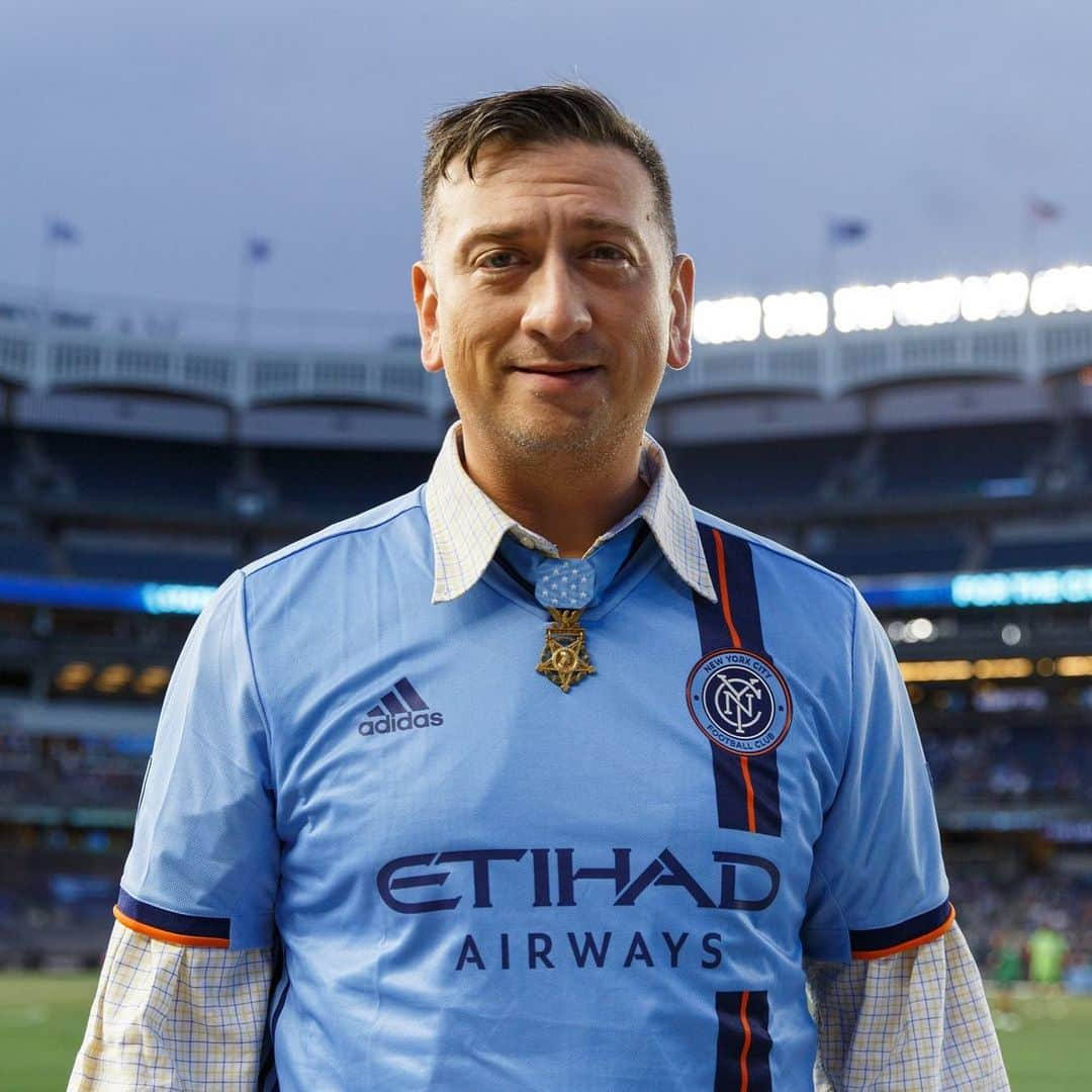 ニューヨーク・シティFCさんのインスタグラム写真 - (ニューヨーク・シティFCInstagram)「#HumansOfNYCFC: Staff Sgt. David G. Bellavia . “I played soccer growing up, I was a goalkeeper. Soccer was a big deal to us. I was a senior in high school during the 1994 World Cup, so that whole team was a huge part of my growing up. I have a lot of fond memories of US Soccer. Now, I’m super excited to see young Americans playing soccer, and not giving up the sport when they became teenagers. Being deployed in these different countries, we were exposed to all of these different leagues. While I was stationed in Germany for three years we’d watch the Bundesliga, we started to follow the Premier League. Soccer became a huge deal for us. We’d watch it all the time. So when MLS kicked off, a lot of these guys missed their time in the Army, missed when they were young and got to hang out with their friends. Soccer is something that brings us all together. It reminds us of the time we were in Germany. It reminds us of our 20s. It’s kind of like soccer became our reunion...” . Read more at NYCFC.com 💻📲」7月7日 1時57分 - nycfc