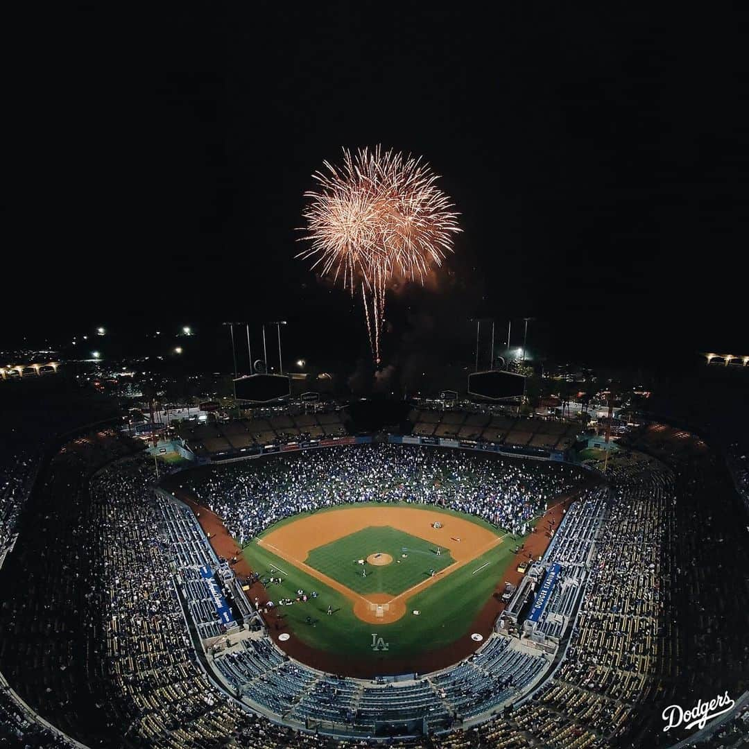 Los Angeles Dodgersさんのインスタグラム写真 - (Los Angeles DodgersInstagram)「No better way to spend a summer night. 📸 #withGalaxy S10+ using Dual Aperture.」7月7日 2時00分 - dodgers