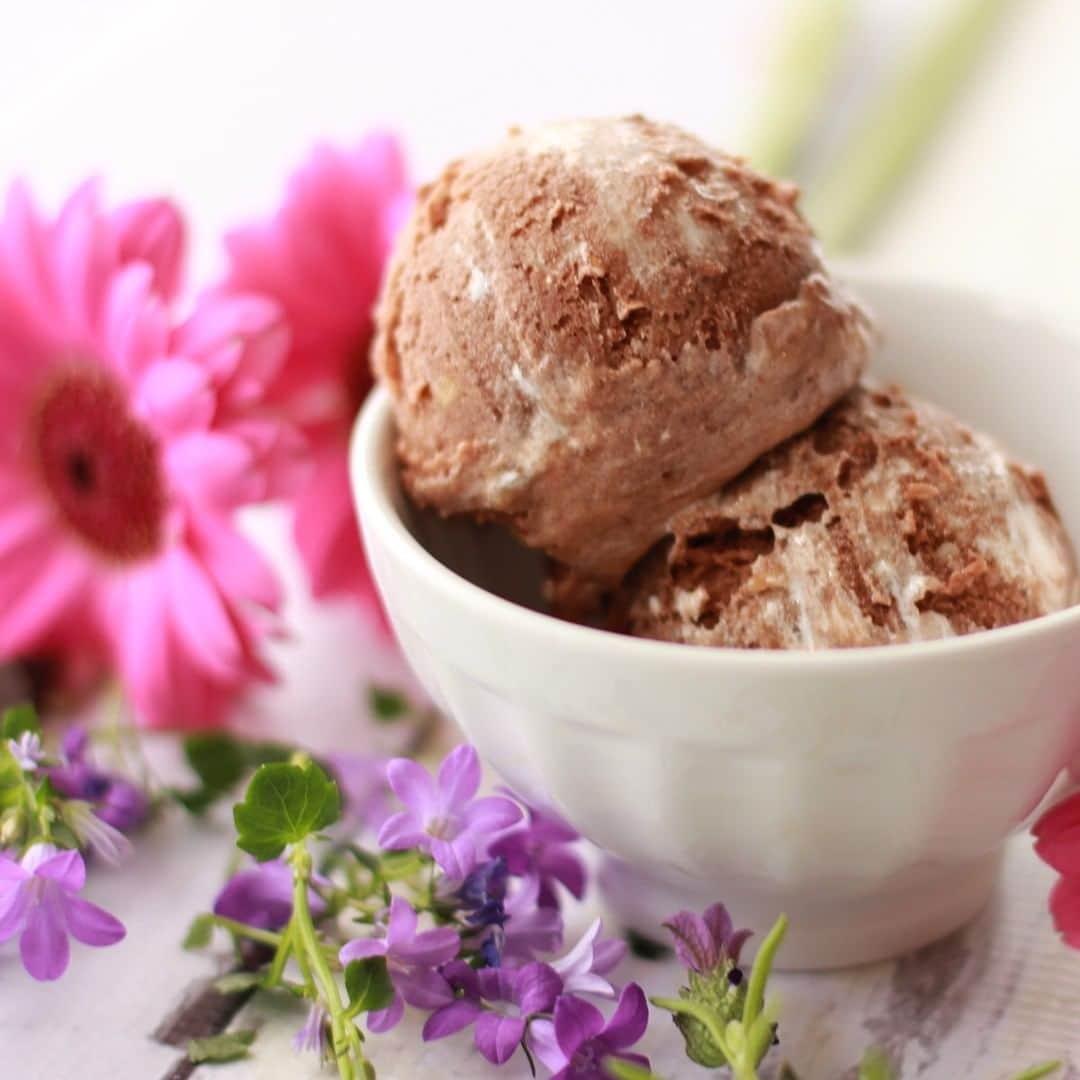 Yonanasさんのインスタグラム写真 - (YonanasInstagram)「It's our favorite month... National Ice Cream Month! We’re celebrating with a guilt-free and dairy-free version of one of our all-time favorite  ice cream flavors: Rocky Road!⁠ ⁠ Click the link in our profile for this rich & chocolatey recipe. ⁠ ⁠ __⁠ #nationalicecreammonth #rockyroad #rockyroadicecream #nicecream #nicecreamrecipes #bananaicecream #nanaicecream #veganrockyroad #veganicecream #dairyfreeicecream #healthyicecream #healthydessert #icecreammonth #healthydessert #vegandessert #dairyfreedessert #icecreamalternative #icecreamlove #guiltfreeindulgence #guiltfreedessert #summerdessert #summericecream #icecream #instaicecream #fruiticecream⁠ ⠀⁠」7月7日 2時00分 - yonanas