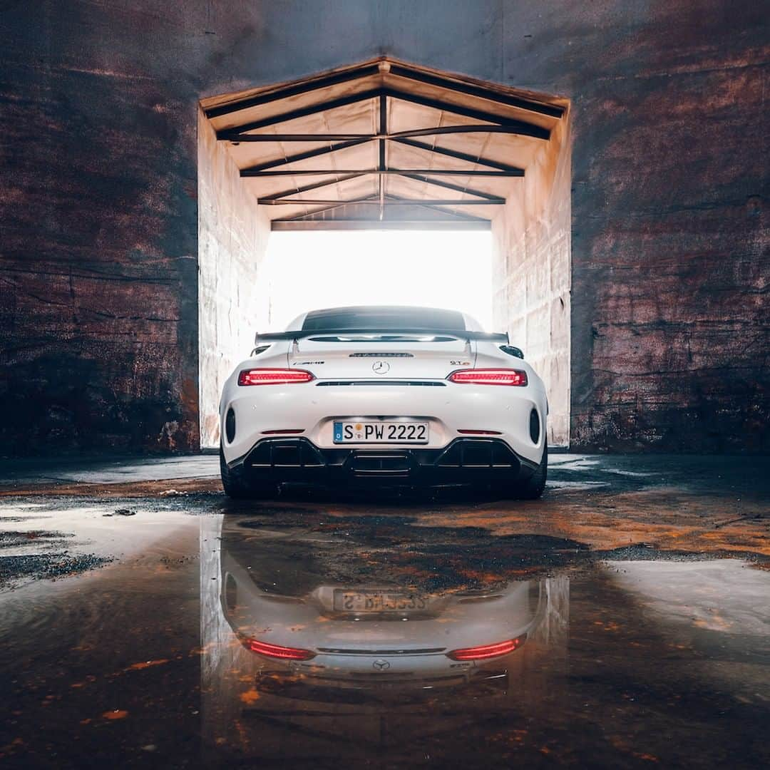 メルセデス・ベンツさんのインスタグラム写真 - (メルセデス・ベンツInstagram)「The Mercedes-AMG GT R wants to be moved. 🔥 📸: @dennisnoten for #MBsocialcar [Mercedes-AMG GT R | Kraftstoffverbrauch kombiniert: 12,4 l/100 km | CO₂-Emissionen kombiniert: 284 g/km | mb4.me/nefz] . #Mercedes #MercedesAMG #AMG #amazingcars #InstaCar #carsofinstagram #DrivingPerformance #GTR」7月7日 2時00分 - mercedesbenz