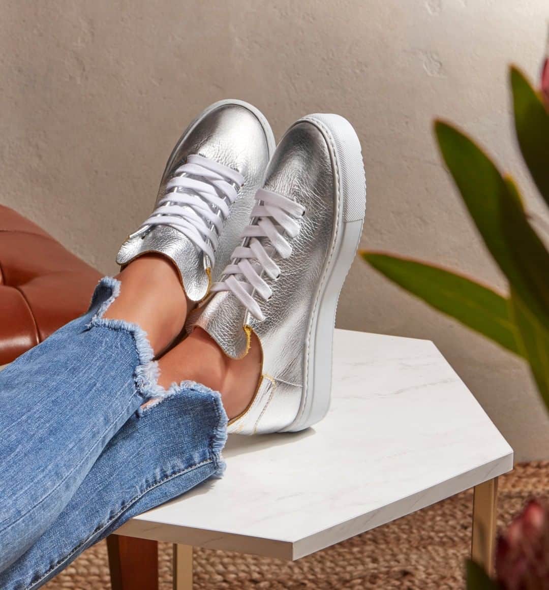 サムエデルマンのインスタグラム：「Kick your feet up in our Poppy sneaker!」