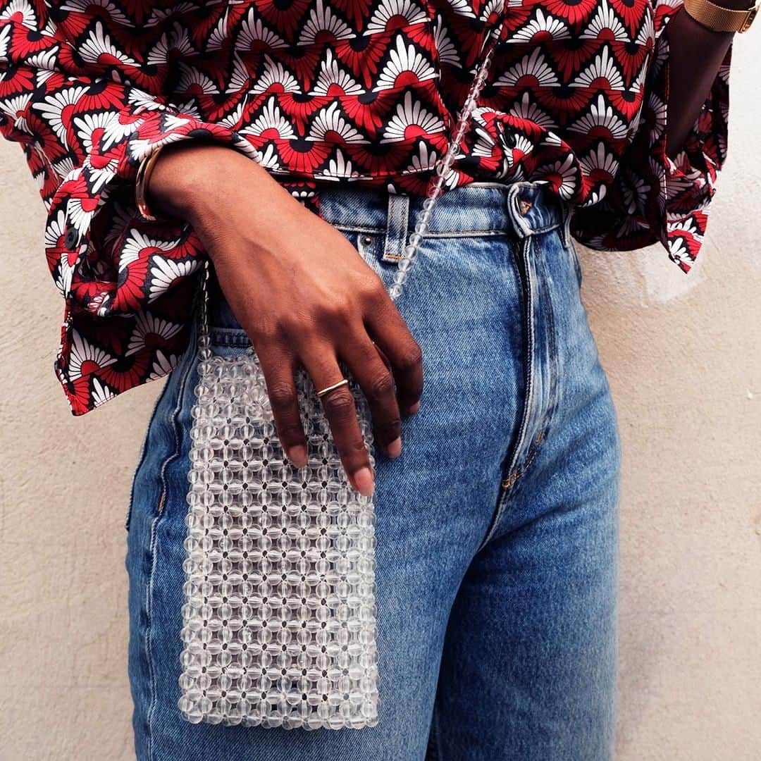 アクセサライズのインスタグラム：「Out celebrating tonight? Go hands-free with our uber sleek Natasha phone pouch, made from light-reflecting beads. 📷@remiafolabi 🔍 7905801000  Tap the link in the bio to shop now.  #Accessorize #Accessorizer」