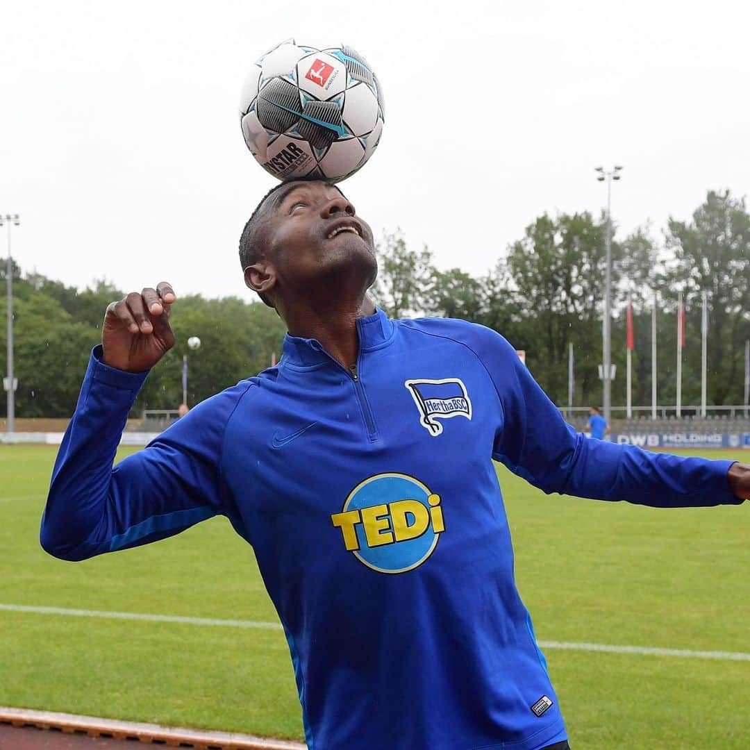 ヘルタ・ベルリンさんのインスタグラム写真 - (ヘルタ・ベルリンInstagram)「⚽️ + @salomonkalou = 😘💙 . . #internationalkissingday #kiss #kuss #tagdeskusses #kalou #ball #love #berlin #neuruppin #hahohe #herthabsc」7月7日 2時02分 - herthabsc