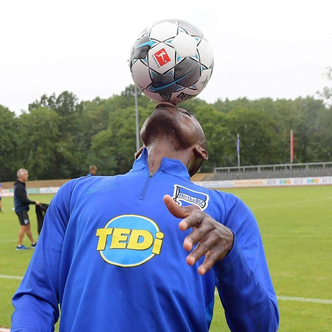 ヘルタ・ベルリンさんのインスタグラム写真 - (ヘルタ・ベルリンInstagram)「⚽️ + @salomonkalou = 😘💙 . . #internationalkissingday #kiss #kuss #tagdeskusses #kalou #ball #love #berlin #neuruppin #hahohe #herthabsc」7月7日 2時02分 - herthabsc