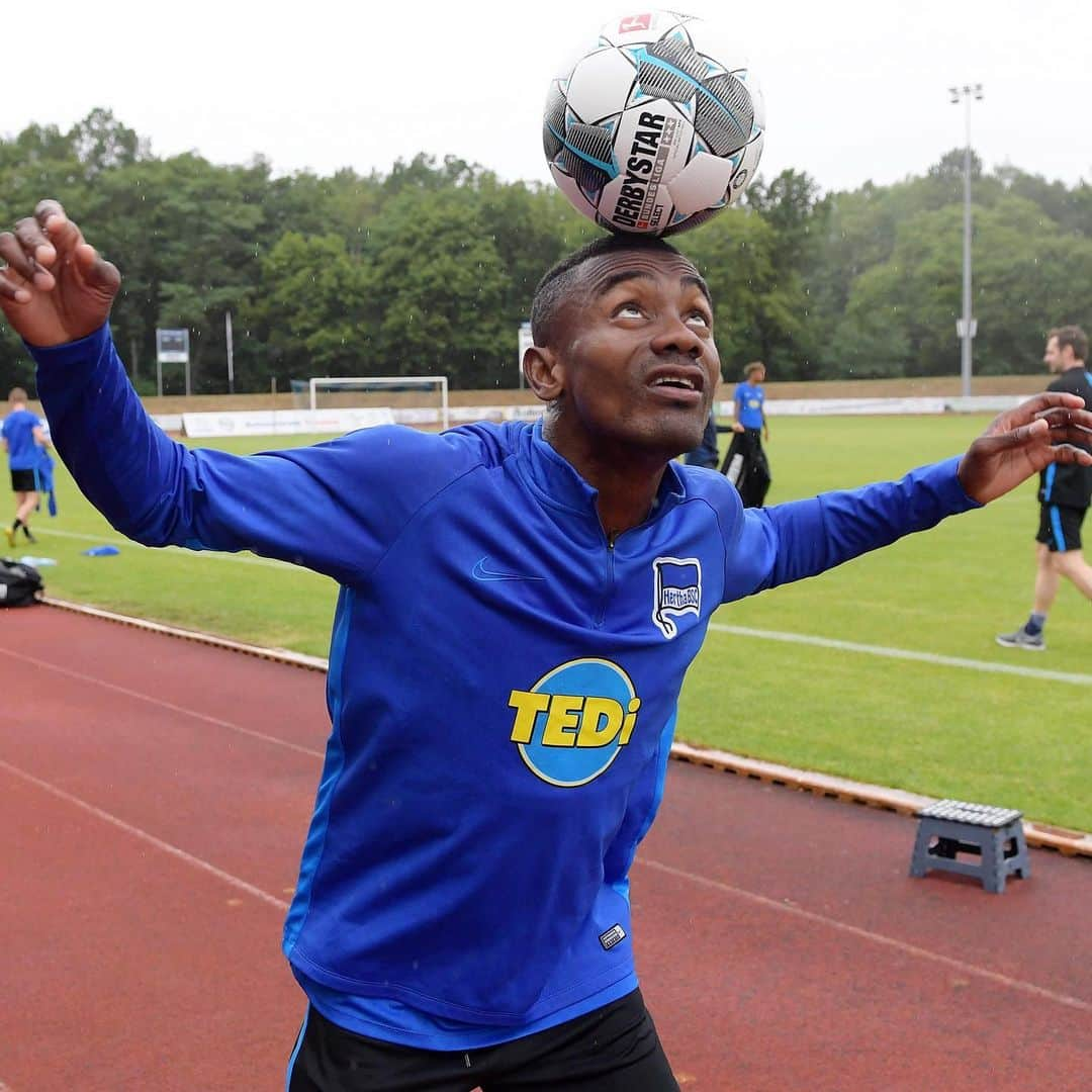 ヘルタ・ベルリンさんのインスタグラム写真 - (ヘルタ・ベルリンInstagram)「⚽️ + @salomonkalou = 😘💙 . . #internationalkissingday #kiss #kuss #tagdeskusses #kalou #ball #love #berlin #neuruppin #hahohe #herthabsc」7月7日 2時02分 - herthabsc