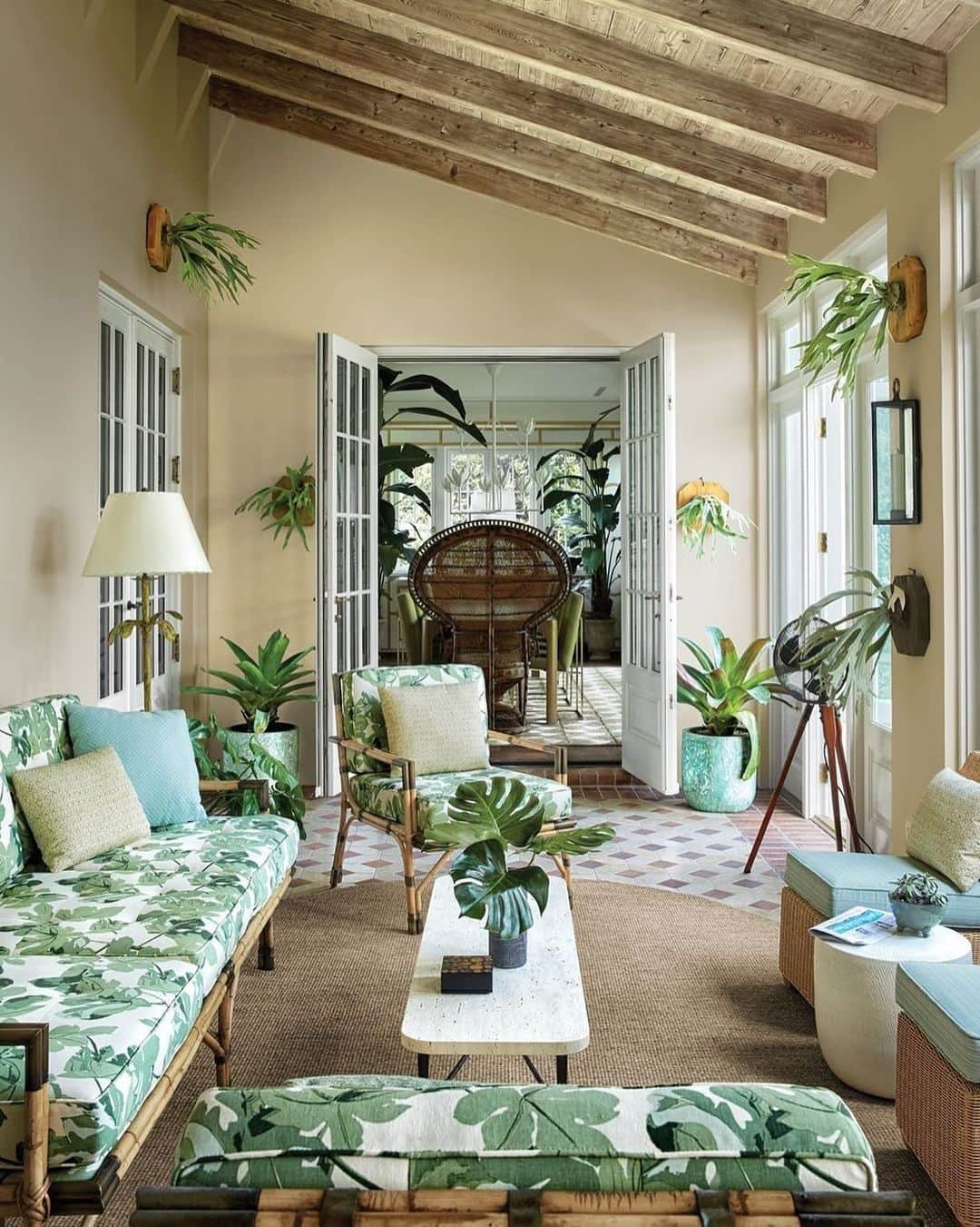 ELLE DECORさんのインスタグラム写真 - (ELLE DECORInstagram)「“Informality is my watchword, especially at the beach,” says @tomscheerer of a Palm Beach home he recently designed. Here, a screened porch is grounded by a plant-printed sofa and arm chairs, which match the stag horn ferns mounted on plaques. Click the link in bio for the full home tour, as seen in our July/August 2019 issue. Photo: @francescolagnese」7月7日 2時02分 - elledecor