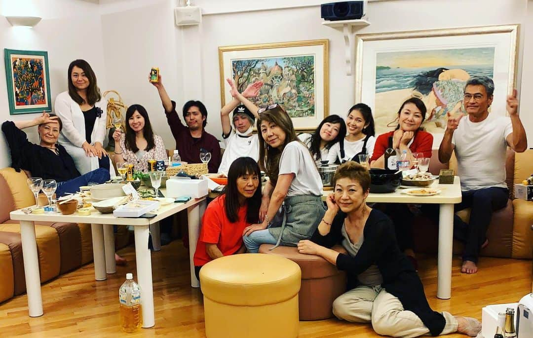 原日出子さんのインスタグラム写真 - (原日出子Instagram)「今夜は ご近所シスターズと 持ち寄りご飯💖 それぞれ美味しい物を作って来てくれて あっという間に テーブルは ご馳走でいっぱい(≧∀≦) みんなで 喋って 笑って 美味しく食べて 嬉しい時間でした😊 #お家ご飯 #ご近所仲良し隊 #かあちゃんの味 #持ち寄りパーティー」7月7日 2時08分 - hara_hideko