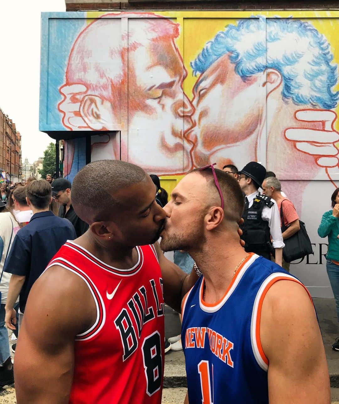 JWアンダーソンさんのインスタグラム写真 - (JWアンダーソンInstagram)「Celebrating love at London Pride Thank you @andreiazzai and @pavmaniawar  Artwork by @polanglada #kissingcorner #loveislove」7月7日 2時10分 - jw_anderson