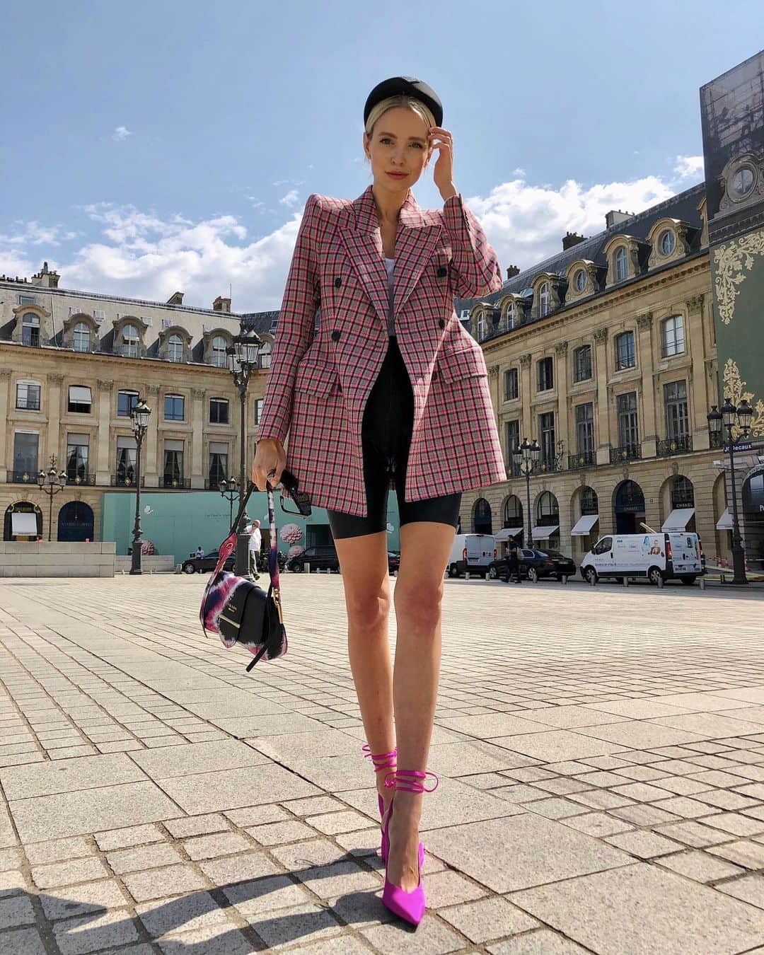 レオニー・ハンネさんのインスタグラム写真 - (レオニー・ハンネInstagram)「Legally blond vibes in @the_attico from @mytheresa.com. 💕 Anzeige/Ad #TheShoeClub #MyTheresaShoes #Paris #Balenciaga #TheAttico #Prada」7月7日 2時11分 - leoniehanne