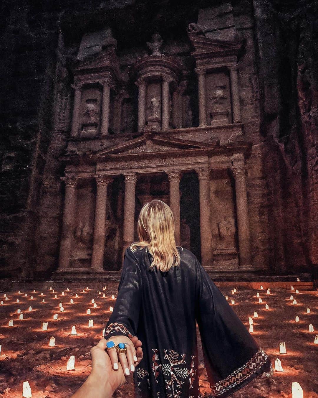 Murad Osmannのインスタグラム：「#followmeto Petra by night with @natalyosmann . It is there, where hundreds of candles immerse you in meditation, and their light, combined with the starry sky, forms one common space - it absorbs you, and you appear to be in another, parallel world. Used the night mode of #Honor20series here and external flash  #CaptureWonder @honorglobal ▂▂▂▂▂▂▂▂▂▂ #СледуйЗаМной в ночную Петру, где сотни свечей погружают тебя в медитацию.」