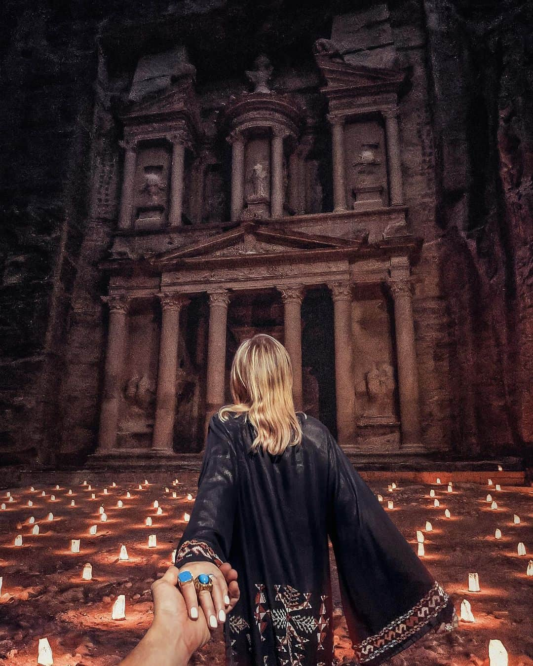 Murad Osmannさんのインスタグラム写真 - (Murad OsmannInstagram)「#followmeto Petra by night with @natalyosmann . It is there, where hundreds of candles immerse you in meditation, and their light, combined with the starry sky, forms one common space - it absorbs you, and you appear to be in another, parallel world. Used the night mode of #Honor20series here and external flash  #CaptureWonder @honorglobal ▂▂▂▂▂▂▂▂▂▂ #СледуйЗаМной в ночную Петру, где сотни свечей погружают тебя в медитацию.」7月7日 2時20分 - muradosmann