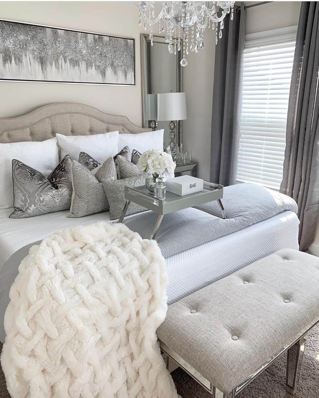 さんのインスタグラム写真 - (Instagram)「Check out this glam bedroom! Just want to dive in that bed! By @lgqueenhomedecor」7月7日 2時16分 - inspire_me_home_decor