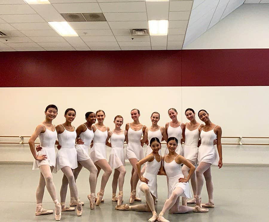 のインスタグラム：「. Thank you all so much for the most amazing 3 weeks in Atlanta surrounded by so many inspiring dancers. It’s been a pleasure to have been able to dance corps and soloist in La Bayadere and be part of a beautiful contemporary “Ellas” choreographed by @nadiamarav ✨ I will miss everyone and everything about this experience 💕🥰 Next stop 🔜 Rhode Island!! #thankyou #atlantaballet」