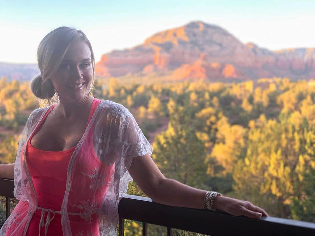 ブレア・オニールさんのインスタグラム写真 - (ブレア・オニールInstagram)「Tranquil balcony views 🔆🌄 in Sedona... • @diamondresorts #SedonaSummit #sedona #lovesedona」7月7日 2時21分 - blaironealgolf