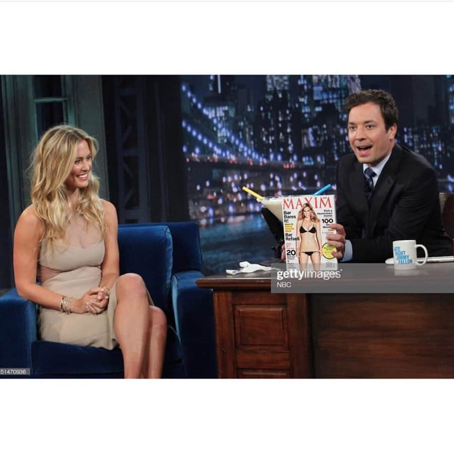 バー・ラファエリさんのインスタグラム写真 - (バー・ラファエリInstagram)「To think that once I was on @jimmyfallon talking about being #1 of @maximmag 100  And now I’m pregnant with my 3rd baby and nothing fits me 👍🏼 Mixed emotions 🙃」7月7日 2時23分 - barrefaeli