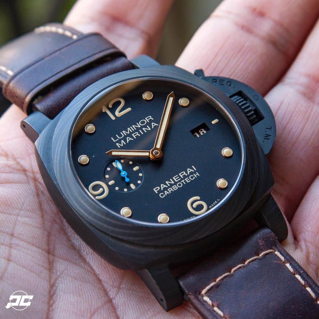 パネライのインスタグラム：「Do you like the Submersible style indexes on this #PAM661 44mm Luminor Marina Carbotech as opposed to the standard barons you see? #paneraicentral」