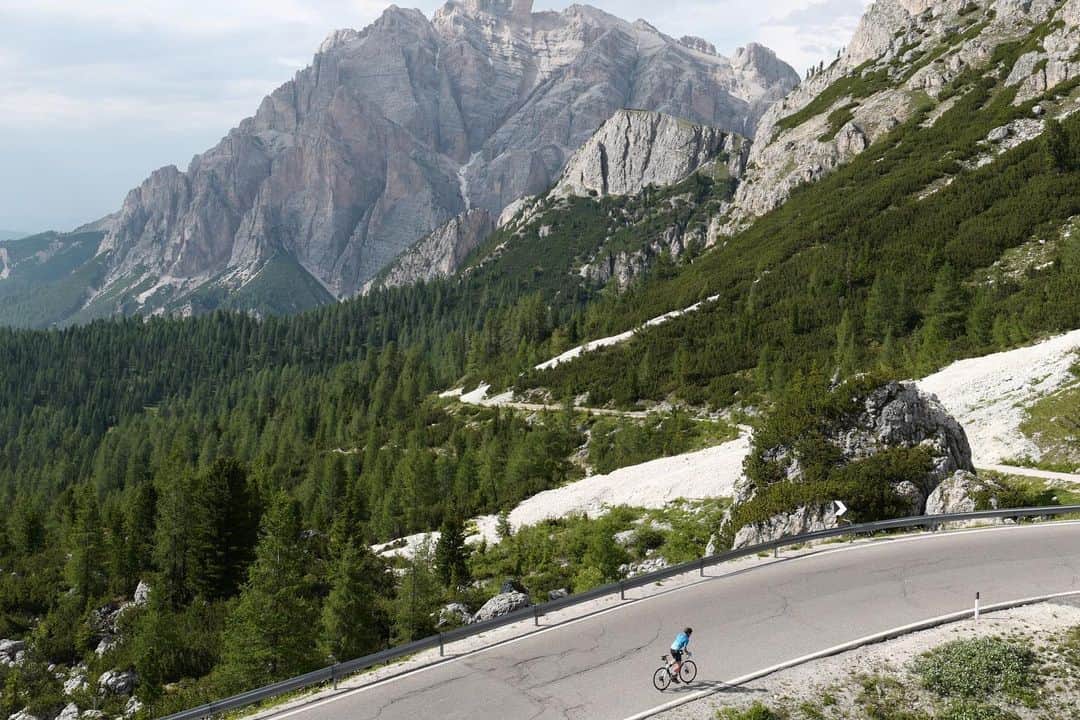 Vogue Italiaさんのインスタグラム写真 - (Vogue ItaliaInstagram)「@audi_italia is the official mobility sponsor of the Maratona dles Dolomites, the famous bike race that takes place in the wonderful South Tyrol region - Unesco World heritage site #electrichasgoneaudi #audisummerlive✨Discover more in our Stories 📸Ph: @claravannu」7月7日 2時34分 - vogueitalia