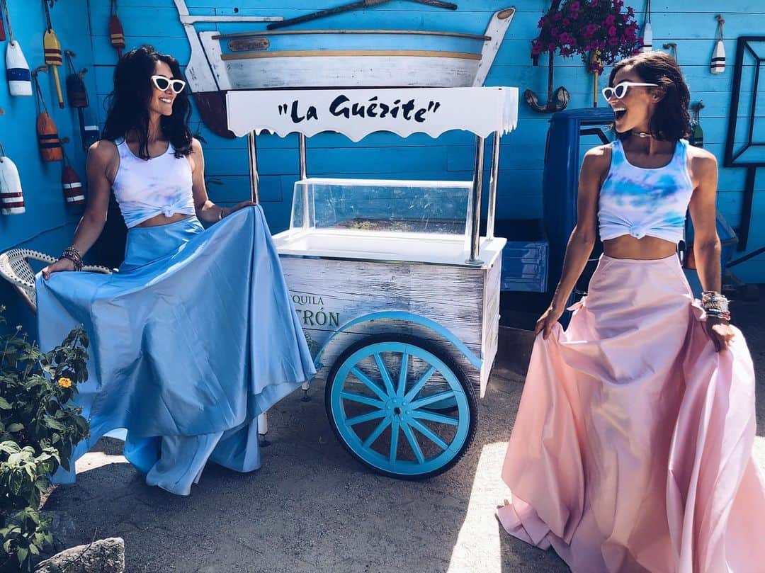 ダニジョーのインスタグラム：「La Guérite Girls 🇫🇷 • @jodiesnydermorel & @danielleasnyder in the Guerita skirts #comingsoon #dannijogirls ph @patriciafaurephotography」