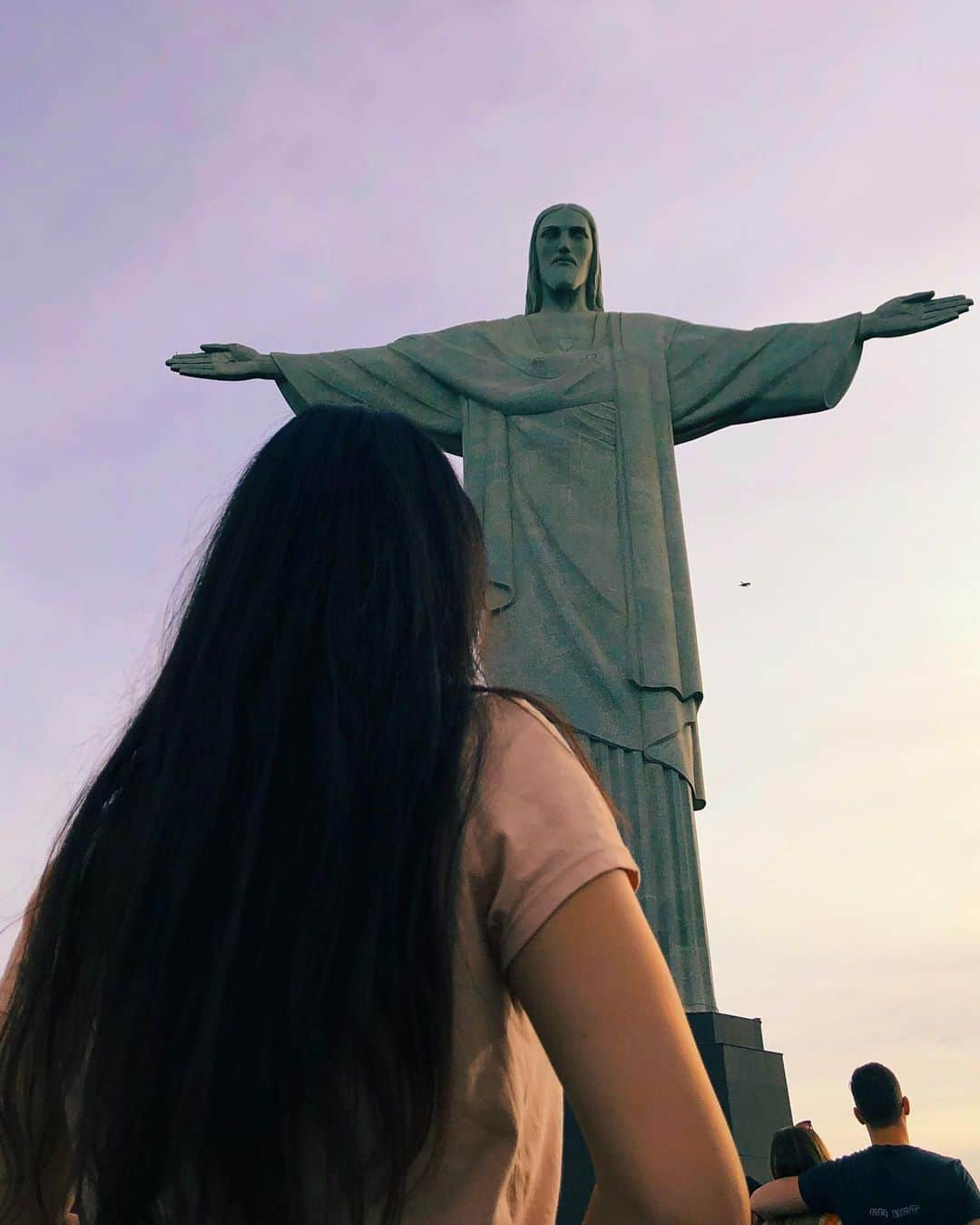 sananasさんのインスタグラム写真 - (sananasInstagram)「Le Christ Rédempteur 🌅Vous saviez que cette statue qui domine la ville de Rio a été en majorité réalisée par un sculpteur Français ? 😜Je viens de l’apprendre ! Je suis tellement heureuse de la voir enfin en vrai de vrai ! Ça m’a fait la même chose que la statue de la Liberté : wow 😮 !  Check liste des 7 nouvelles merveilles du monde 🗺: 2/7 ! “Plus que” 5 😍Bon j’ai raté le Taj Mahal mais je suis déjà très chanceuse 🙏🏻Il y a une merveille du monde que vous aimeriez voir ? . . #RioDeJaneiro #Bresil #ChristRedempteur #MerveilleDuMonde #TuiFrance」7月7日 2時40分 - sananas2106