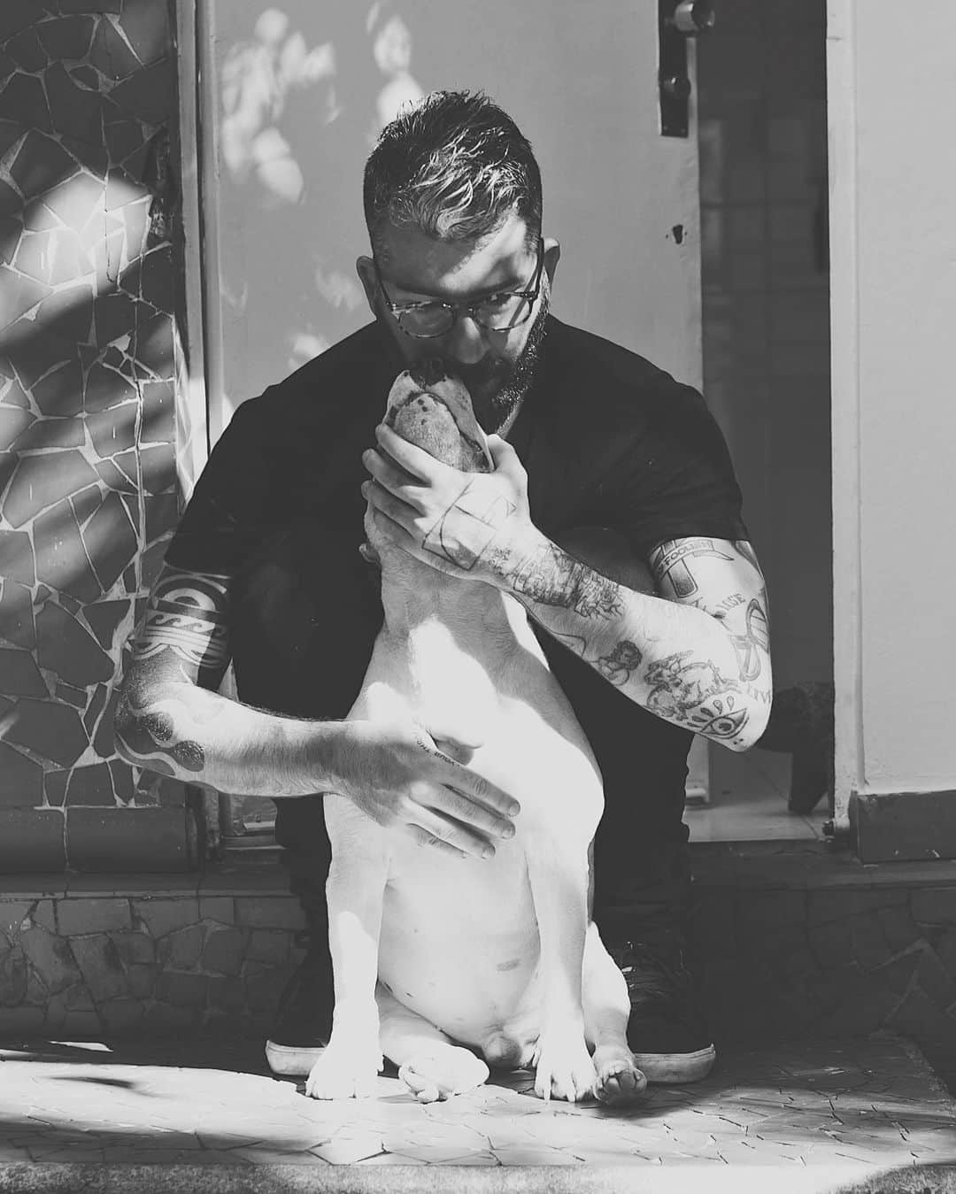 ラファエルのインスタグラム：「I need just one simple thing to be happy: an empty mind and my dog ✌️ pic from my friend @anaslika」