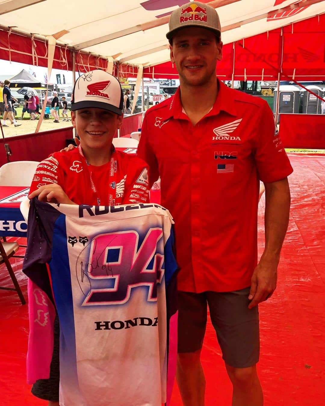 Honda Powersports USさんのインスタグラム写真 - (Honda Powersports USInstagram)「Through @makeawishamerica, Team Honda HRC’s @kenroczen94 was excited to make Austin’s dream come true by spending time together at RedBud and surprising him with an autographed jersey! #RideRed #Honda #ThisIsMoto #ProMotocross」7月7日 2時42分 - honda_powersports_us