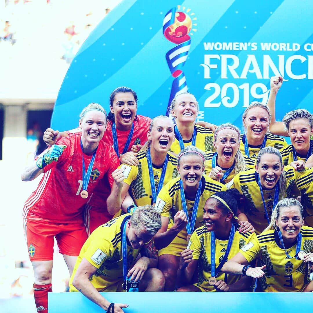 FIFAワールドカップさんのインスタグラム写真 - (FIFAワールドカップInstagram)「🥉🇸🇪 SWEDEN 🇸🇪🥉 Congratulations @swewnt, who have finished the #FIFAWWC in third place! #Sweden #DareToShine #viärsverige #Nice #France #England」7月7日 2時43分 - fifaworldcup