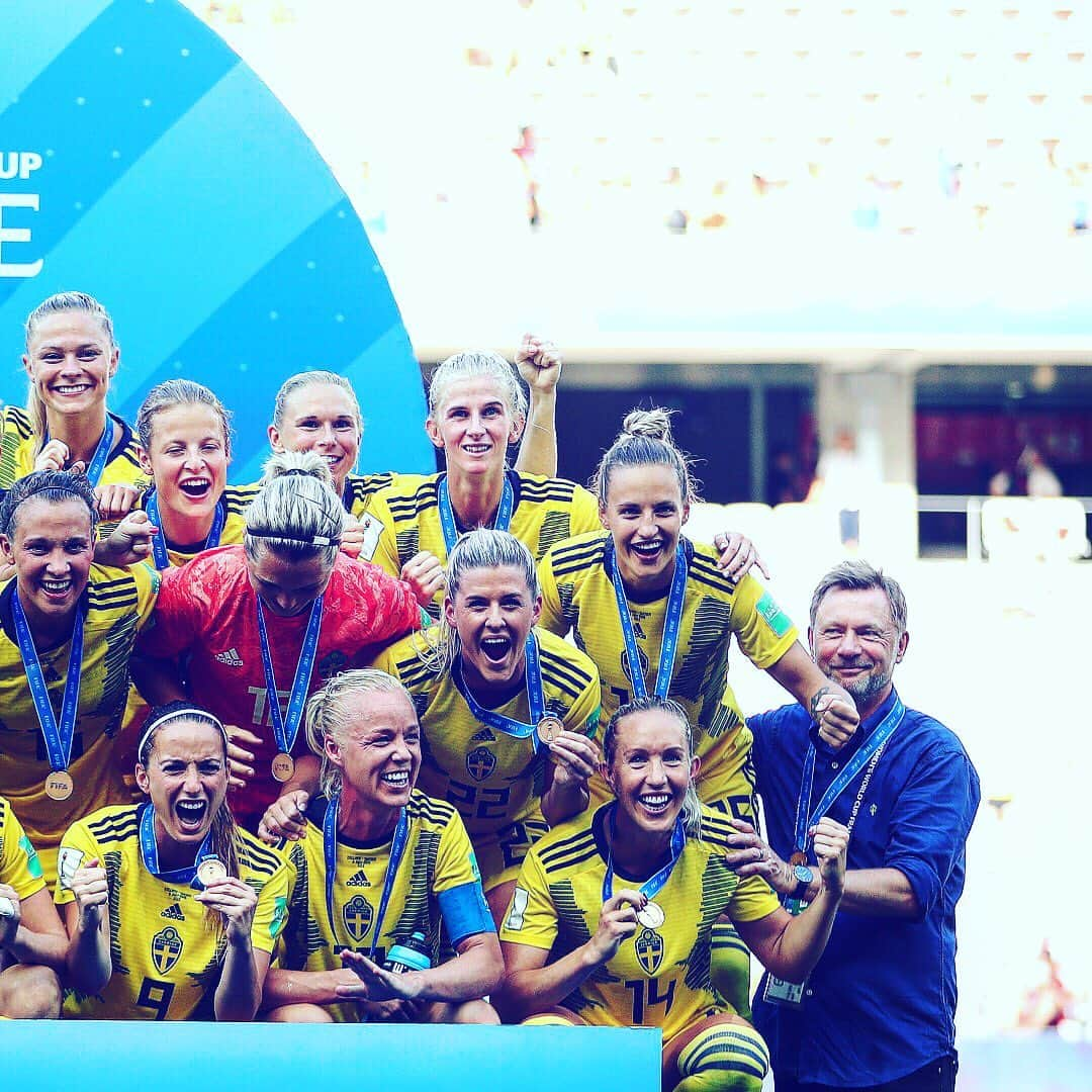 FIFAワールドカップさんのインスタグラム写真 - (FIFAワールドカップInstagram)「🥉🇸🇪 SWEDEN 🇸🇪🥉 Congratulations @swewnt, who have finished the #FIFAWWC in third place! #Sweden #DareToShine #viärsverige #Nice #France #England」7月7日 2時43分 - fifaworldcup