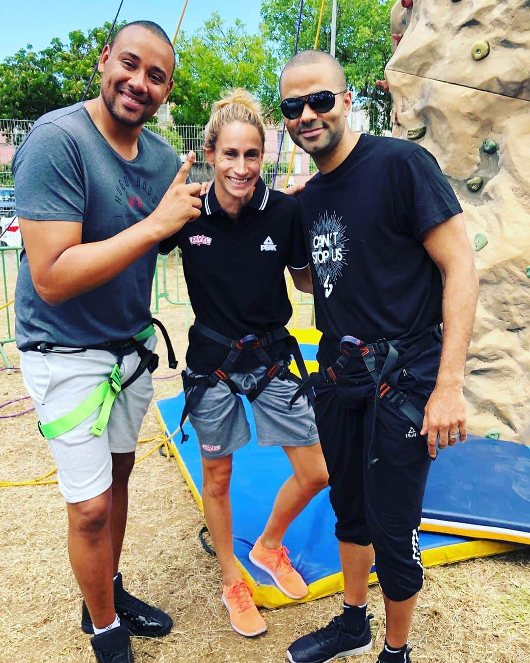 トニー・パーカーさんのインスタグラム写真 - (トニー・パーカーInstagram)「Initiation à l’escalade en Guadeloupe. Super moment en famille #ASVEL avec @paoline63 et #GaëtanMuller 🧗🏽‍♂️👌🏼」7月7日 2時43分 - _tonyparker09