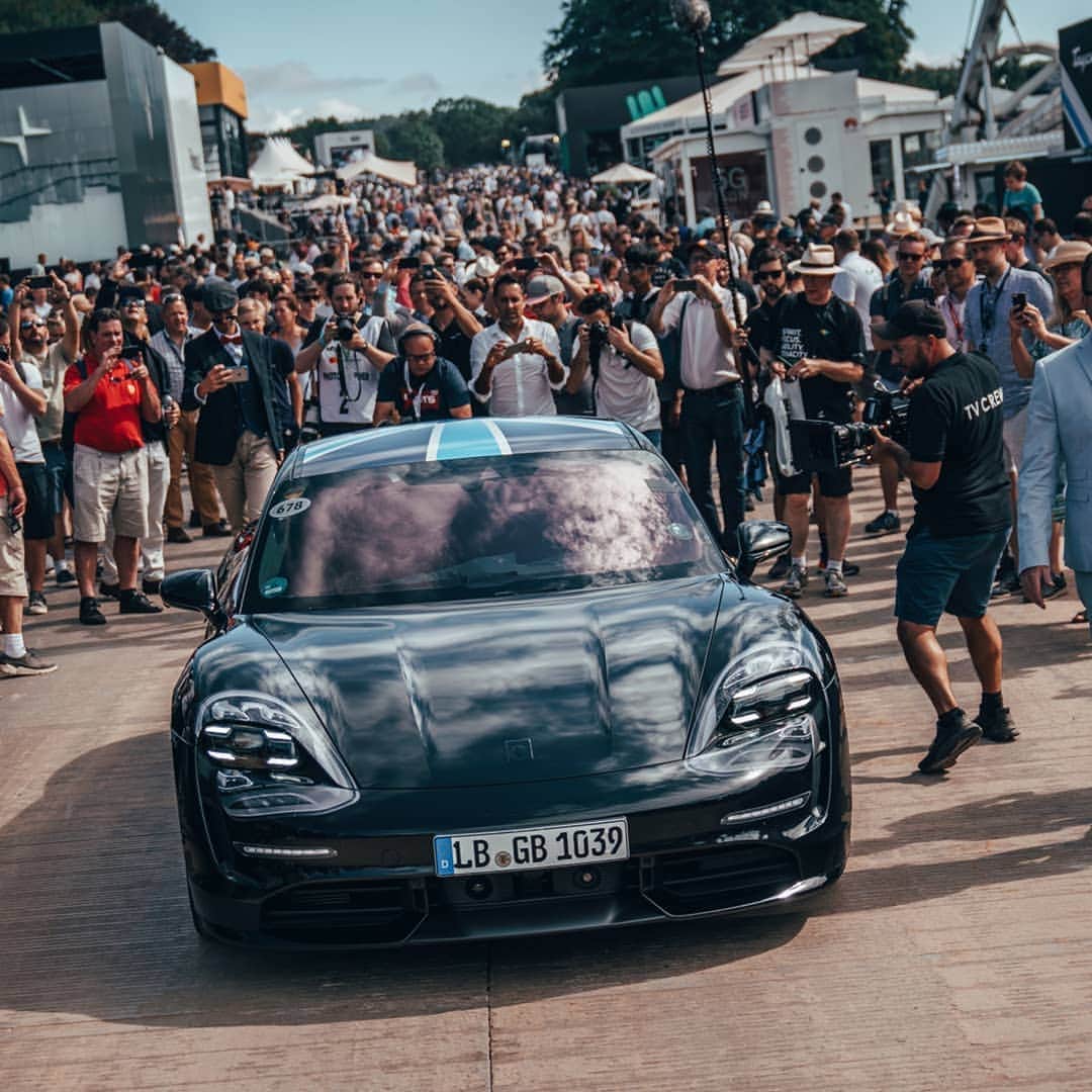 Porscheさんのインスタグラム写真 - (PorscheInstagram)「Outside the box for the first time. The prototype of the forthcoming Porsche Taycan made its UK debut with @aussiegrit @fosgoodwood #Taycan #Porsche #PorscheFoS」7月7日 2時49分 - porsche