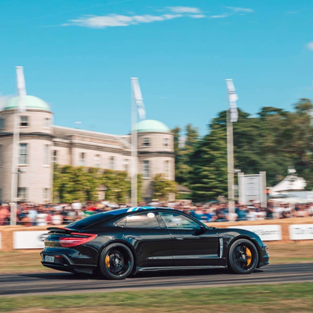 Porscheさんのインスタグラム写真 - (PorscheInstagram)「Outside the box for the first time. The prototype of the forthcoming Porsche Taycan made its UK debut with @aussiegrit @fosgoodwood #Taycan #Porsche #PorscheFoS」7月7日 2時49分 - porsche