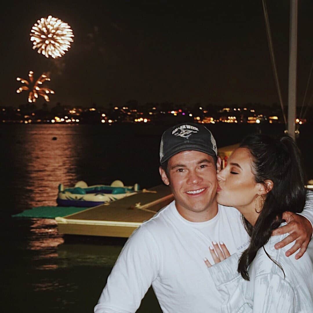 クロエ・ブリッジスのインスタグラム：「Thank you @atibaphoto for our annual 4th of July photo 🎇 and thank you to everyone who came over to celebrate!!」