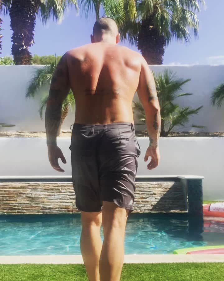 ザッキー・ヴェンジェンスのインスタグラム：「Does this count as no diving in the pool? 🌴😂💪🏻🤙🏻 #watchoutmoms #inversion #poolboy #fitness #core #handstand #tattoos #noshirt #noshoes #pool #america #alltimelow #newrecord #tan #california #palmdesert #shaka」