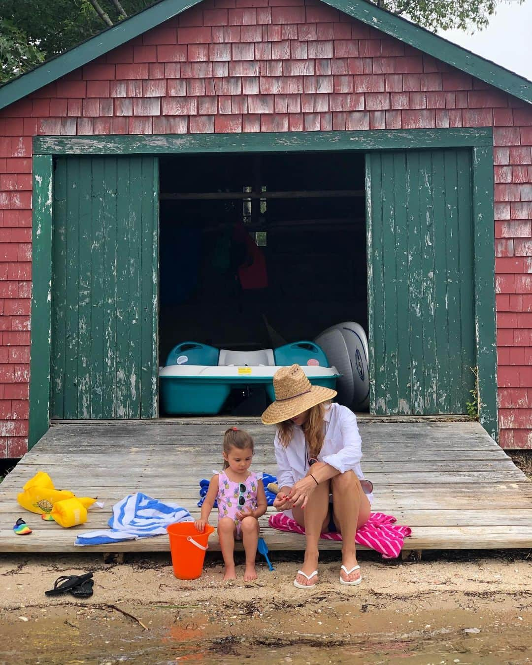 ケイト・ウォルシュさんのインスタグラム写真 - (ケイト・ウォルシュInstagram)「Friendship w/ @leviesulkin #capecod #bigred photocred @talrabinowitz (Levie’s mommy) ❤️」7月7日 3時05分 - katewalsh