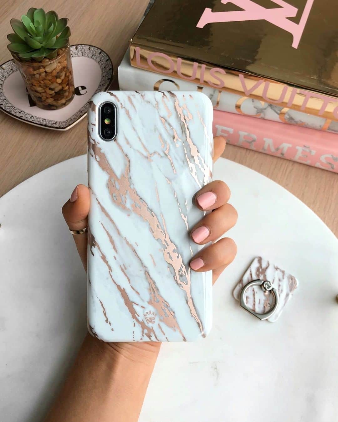 VELVETCAVIARさんのインスタグラム写真 - (VELVETCAVIARInstagram)「Our White Marble Rose Gold Chrome 2.0 was inspired by our original WMRG. This version has an enhanced white marble pattern and sleeker rose gold chrome cracks.⠀⠀⠀⠀⠀⠀⠀⠀⠀ Who or what inspires YOU? ✨✨ Get yours @velvetcaviar. #velvetcaviar #marble」7月7日 3時00分 - velvetcaviar