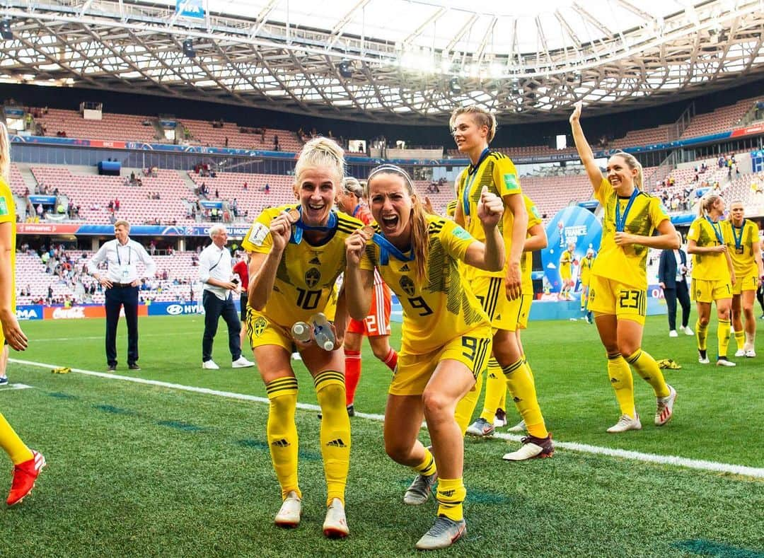 コソヴァレ・アスラニさんのインスタグラム写真 - (コソヴァレ・アスラニInstagram)「WE DID IT 🇸🇪🥉 #FIFAWWC」7月7日 3時03分 - asllani9