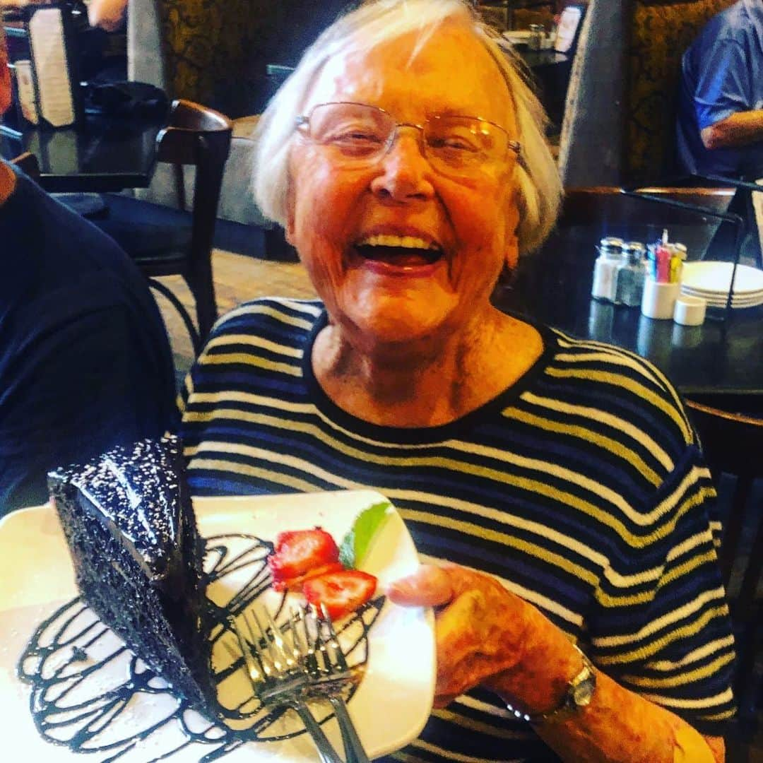 ジョン・ベンジャミン・ヒッキーさんのインスタグラム写真 - (ジョン・ベンジャミン・ヒッキーInstagram)「92 today and pretty okay about it. Happy bday mom! Photo by @alliejhickey」7月7日 3時13分 - jbenhickey