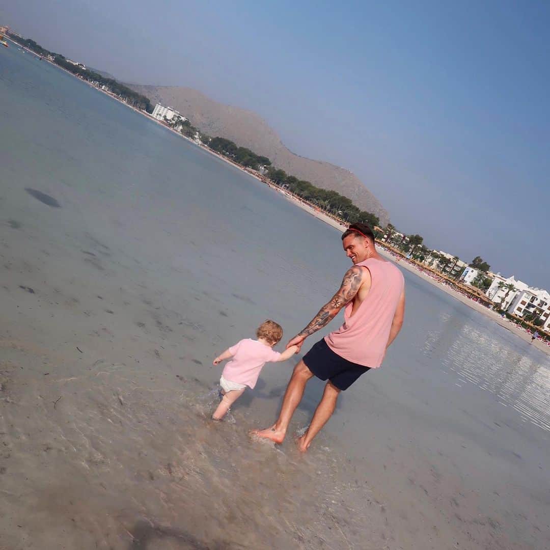 GazGShoreさんのインスタグラム写真 - (GazGShoreInstagram)「Another amazing day in the ☀️literally spending every minute of the day together is amazing hard but amazing !!! 👨‍👩‍👧‍👦 people dm'n me hotel is @zafirohotels in Alcudia ✌🏻」7月7日 3時18分 - gazbeadle