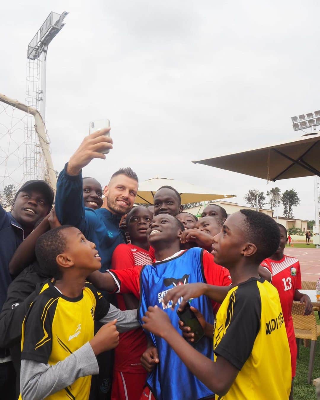 モルガン・シュネデルランさんのインスタグラム写真 - (モルガン・シュネデルランInstagram)「Was good to meet the young Kenyan footballeur today ⚽️⚽️」7月7日 3時24分 - schneiderlinmo4