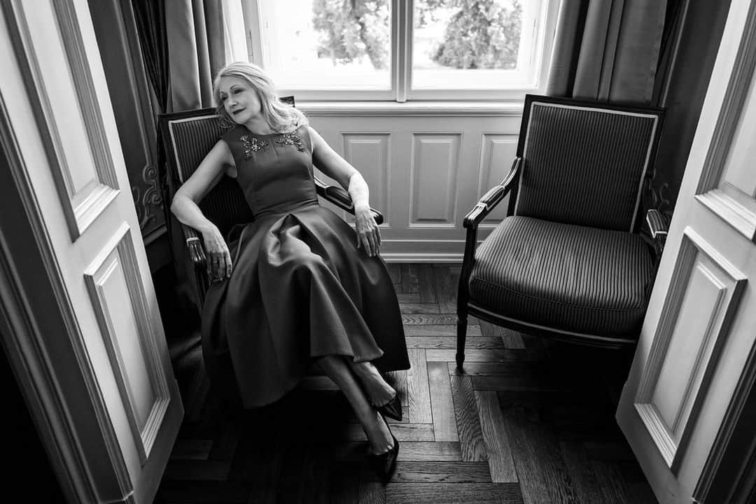 ELLE Czechさんのインスタグラム写真 - (ELLE CzechInstagram)「GOODBYE KVIFF,  PATRICIA CLARKSON 🏆 ____ 📷 @benediktrenc  make-up @sephoraczechrepublic  vlasy @wellaczsk  #ELLEbeautylounge #ELLEmoviestars #sephoragoestokviff #askforwella #kviff #moviestars #stars #patriciaclarkson」7月7日 3時31分 - elleczech