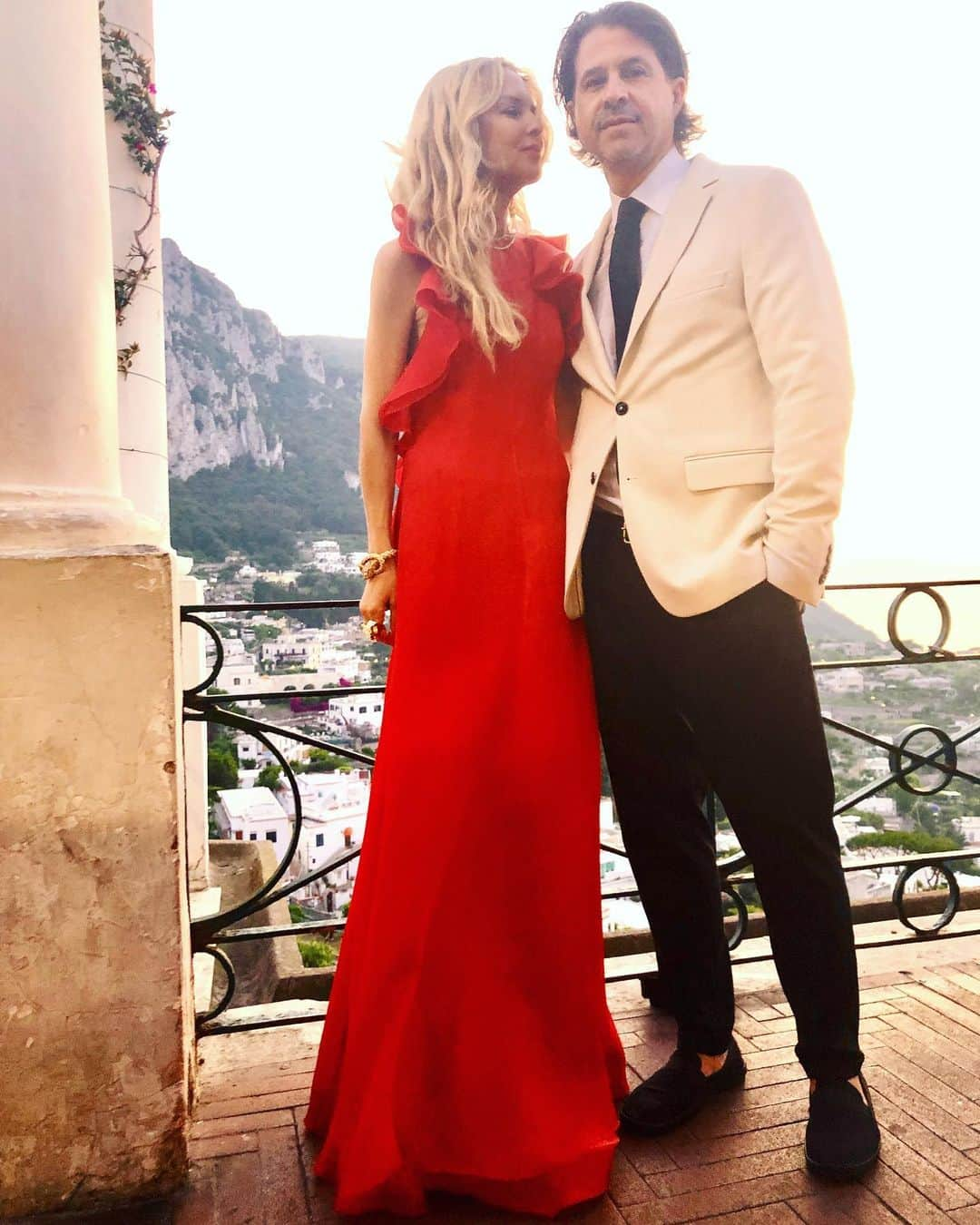 レイチェル・ゾーさんのインスタグラム写真 - (レイチェル・ゾーInstagram)「Definitely ❤️ you more in #Capri my @rbermanus 💋🙏🏻 @elizabethchambers for this 📸 #italy🇮🇹 #summerlove xoRZ」7月7日 3時28分 - rachelzoe