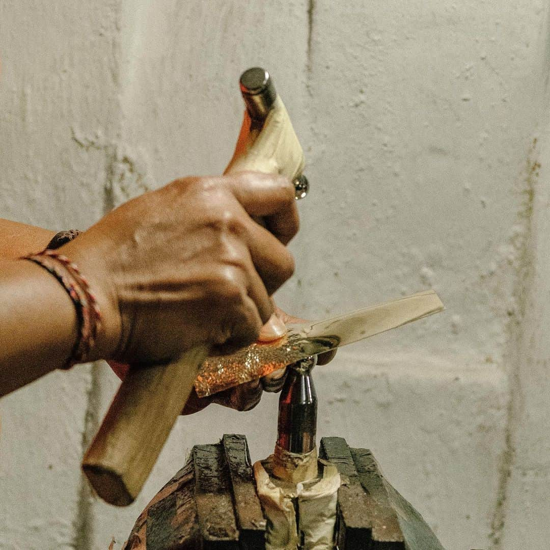 ジョン ハーディーさんのインスタグラム写真 - (ジョン ハーディーInstagram)「Behind the shine of Palu, one person hammers while another stokes the flame. Traditionally performed by couples, the technique is both an exercise in teamwork and a symbol of harmony.  #JohnHardy」7月7日 3時29分 - johnhardyjewelry