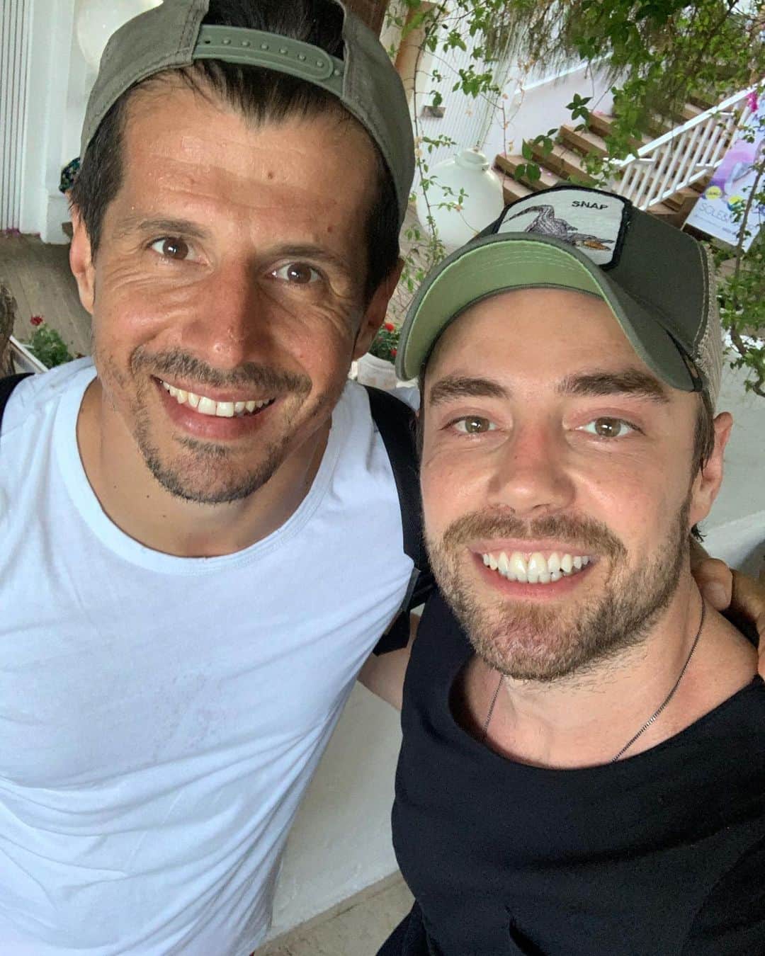 muratdalkilicのインスタグラム：「Güzel kalpli kardeşim, disiplinine hayran olunası adam, ağabeyliğine gönülden hürmet edilen, efsane kaptan... Yuvana hoş geldin.. Yeni döneminde Allah yüzünü kara çıkarmasın 🙏🏻💛💙」