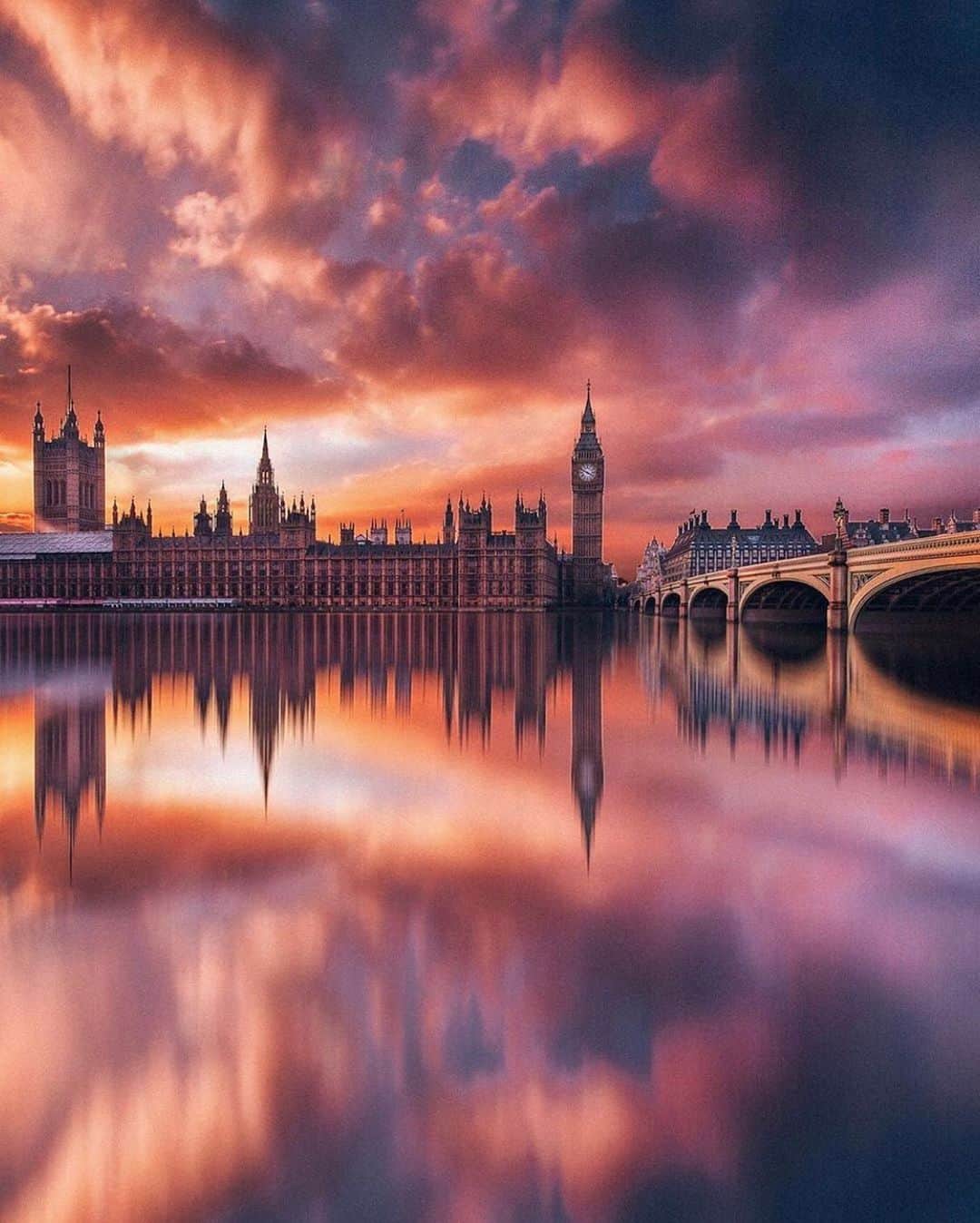 Canon Photographyさんのインスタグラム写真 - (Canon PhotographyInstagram)「What a stunning sunset in London! Wow! Who has visited London before?  Photography | @jacob  1dx mark II  #london #sunset #reflection #reflectiongram #colourful #bigben #uk」7月7日 3時37分 - cpcollectives