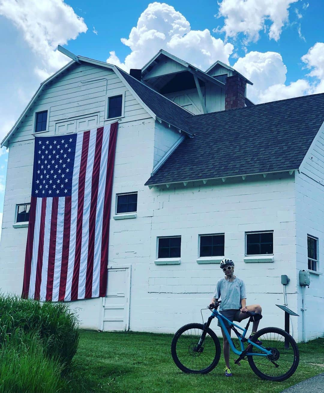 エリザベス・バンクスさんのインスタグラム写真 - (エリザベス・バンクスInstagram)「I’m this person now? Shout out to @uswnt I left a message in stories but I am so excited for this final and for everything these incredible athletes are fighting for. #usa #worldcup」7月7日 3時44分 - elizabethbanks