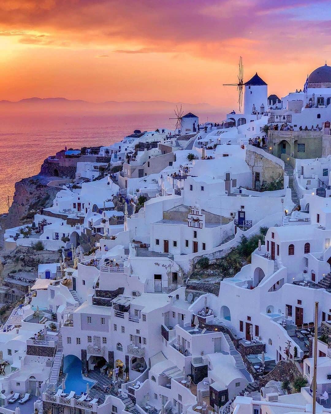 Izkizのインスタグラム：「Instagram vs reality ☀️ We waited 2 hours on a wall to get a good spot to watch (& take photos of) the famous sunset in Oia, Santorini 🇬🇷😍 When the sun finally dips below the horizon everyone claps 👏🏻😃」