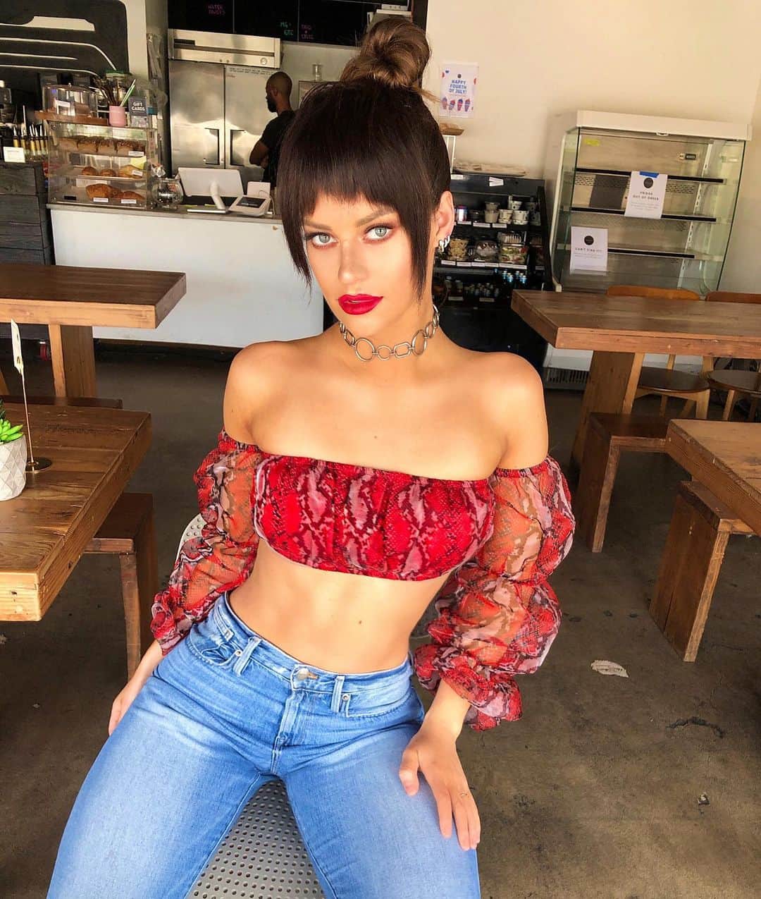 Hannah Stockingのインスタグラム：「Do you like my new hair? 🤔👇」