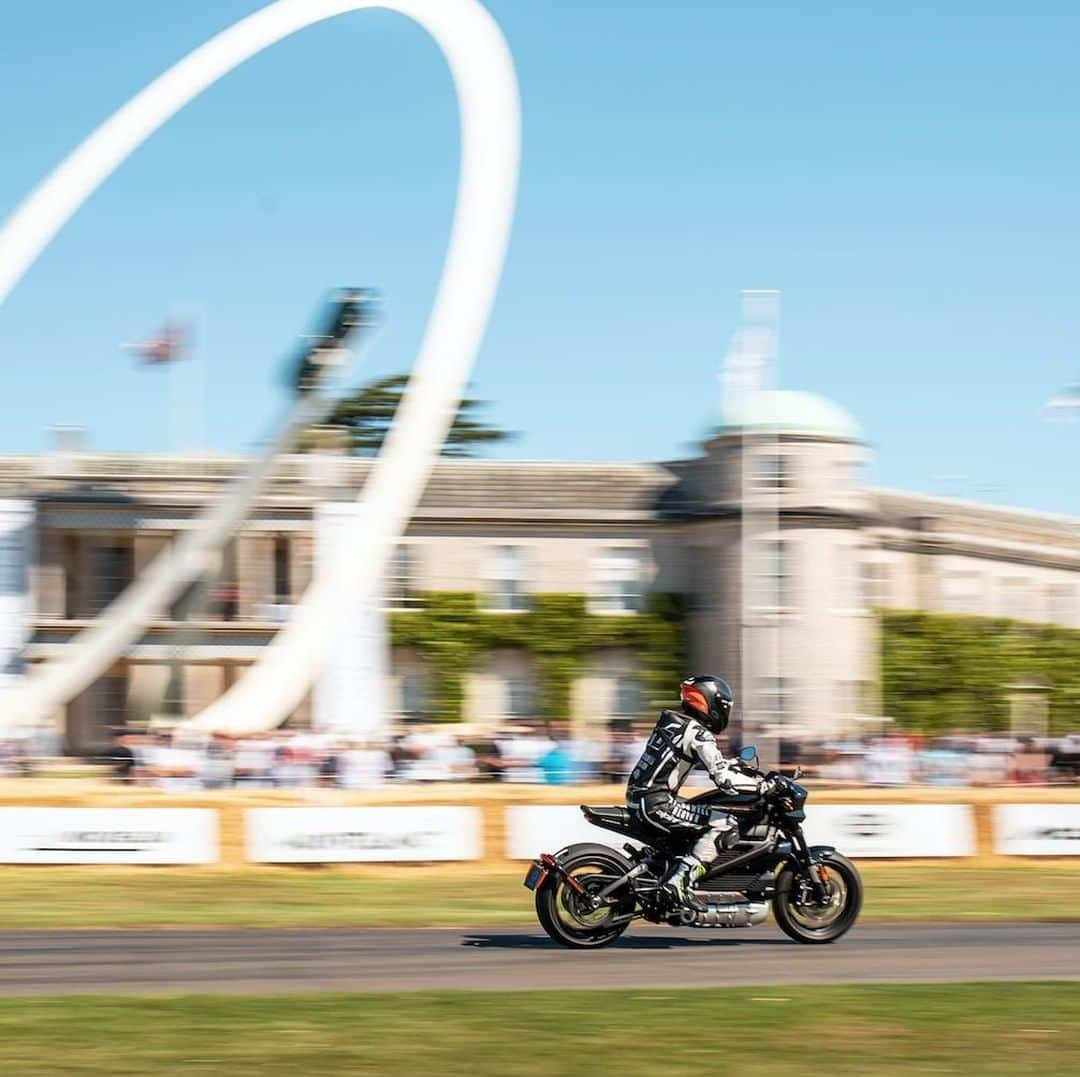 Harley-Davidsonさんのインスタグラム写真 - (Harley-DavidsonInstagram)「We're stoked to present the #LiveWire at Goodwood Festival of Speed, racing uphill against best-in-class vehicles. ⚡️🤘 #Goodwood #FestivalofSpeed #HarleyDavidson」7月7日 4時00分 - harleydavidson