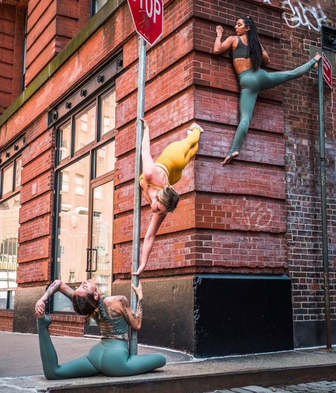 ALO Yogaさんのインスタグラム写真 - (ALO YogaInstagram)「Wonder Woman is not a fictional character. Wonder Woman is a mindset ⚡️ @eleonorazampatti, @stephottoyoga & @jennyclise_ blow our minds & defy gravity in their @aloyoga looks in the streets of New York 🗽 #aloyoga #yoga  Tag your Wonder Woman!」7月7日 4時02分 - aloyoga