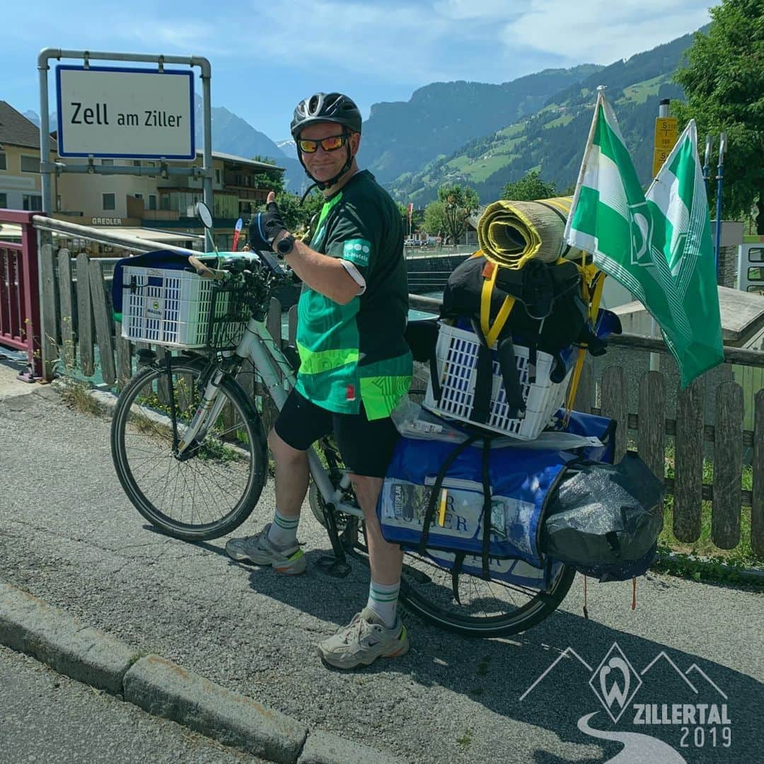 ヴェルダー・ブレーメンさんのインスタグラム写真 - (ヴェルダー・ブレーメンInstagram)「Knapp 900 Kilometer hat #Werder-Fan Maik ins #Zillertal zurückgelegt - mit dem Fahrrad! 🚲😱 Wenn das keine grün-weiße Leidenschaft ist... 💚  _______ #Zillerdeich2019 #Bremen #svw #mitherzundraute」7月7日 4時12分 - werderbremen