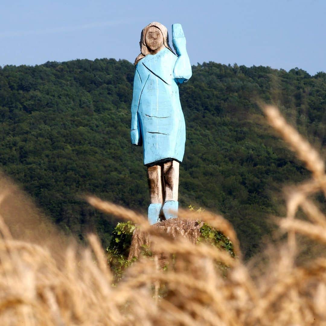 NBC Newsさんのインスタグラム写真 - (NBC NewsInstagram)「A life-size wooden sculpture of First Lady #MelaniaTrump was unveiled near her hometown of Sevnica in southeastern Slovenia on Friday. Click the link in our bio to read more. . 📷 Borut Zivulovic / @reuters」7月7日 4時23分 - nbcnews